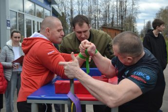 Первенство по армрестлингу среди юношей и мужчин